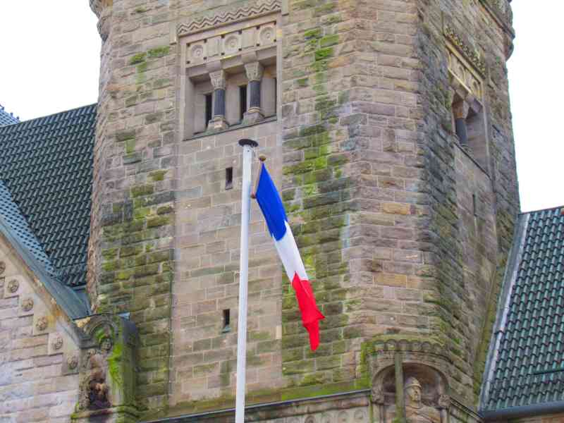Drapeau français flottant devant la gare de Metz photo gratuite - Französische Flagge weht vor dem Bahnhof Metz, kostenloses Foto