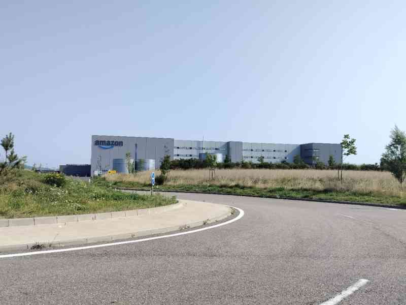 Un centre de traitement des commandes d'Amazon, photo gratuite