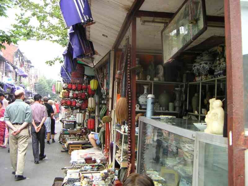 Visite dans le marché chinois, boutique d'antiquité, Asie photo gratuite