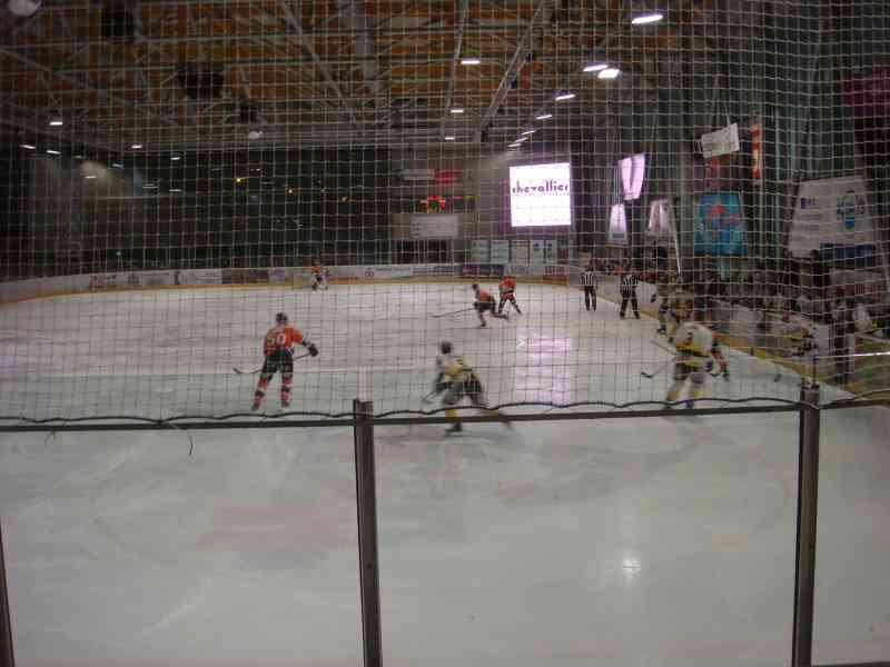 Match de hockey sur glace en salle photo gratuite