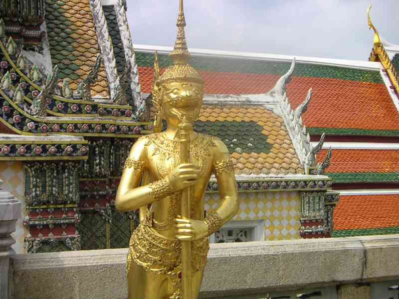 Statue recouverte d'or de Kinnara à Bangkok