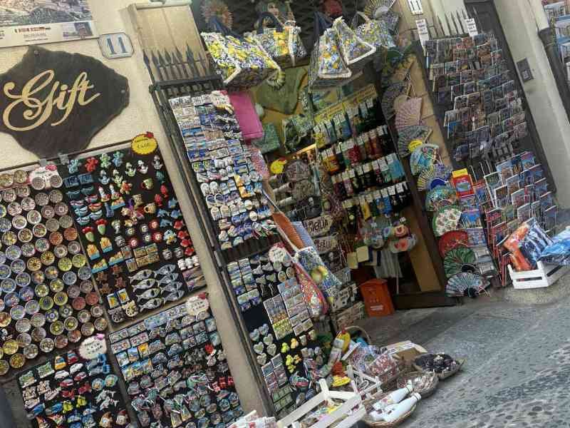 Une boutique de souvenirs dans la ville de Cefalù, en Sicile, Italie, photo gratuite