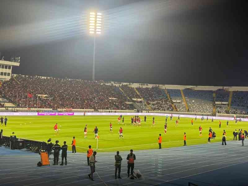 Des joueurs sur le terrain du Stade Mohammed V de Casablanca, au Maroc, photo gratuite