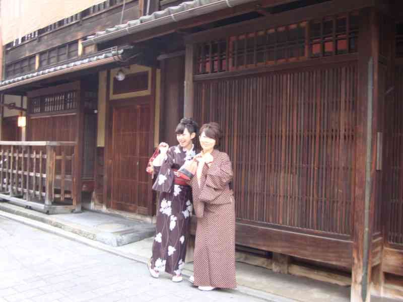 Deux femmes en Kimono devant une maison traditionnelle en bois au Japon en Asie photo gratuite