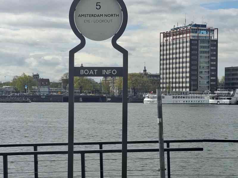 Panneau pour un arrêt de bateau touristique à Amsterdam Pays-Bas, fleuve, photo gratuite