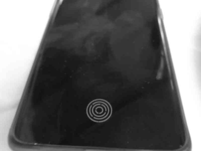 Empreinte digitale marquée sur l'écran d'un téléphone smartphone photo gratuite