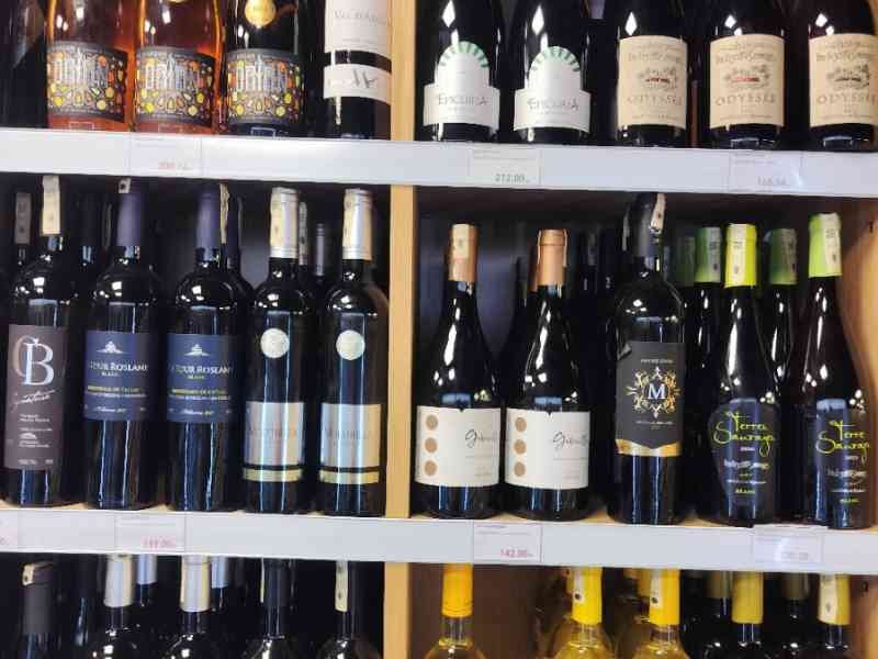 Sélection de vins en rayon photo gratuite