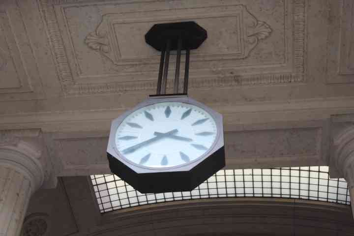 Horloge suspendue à un plafond de la gare, Milan Lombardie en Italie photo gratuite