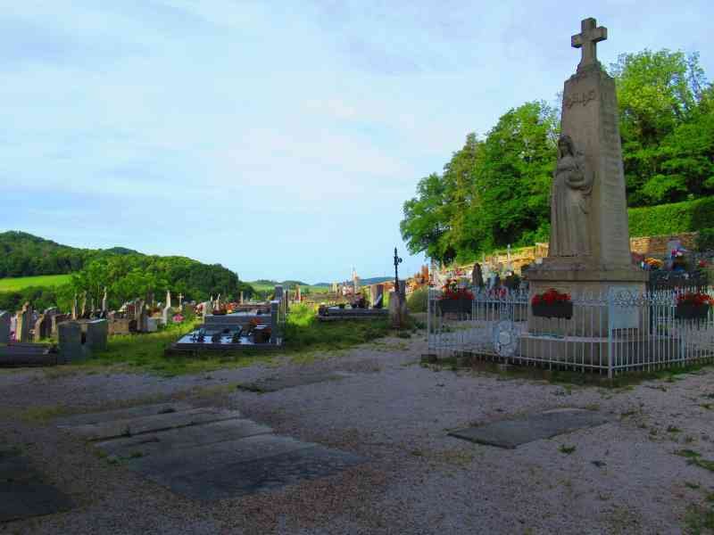 Un grand monument central au cimetière, photo gratuite
