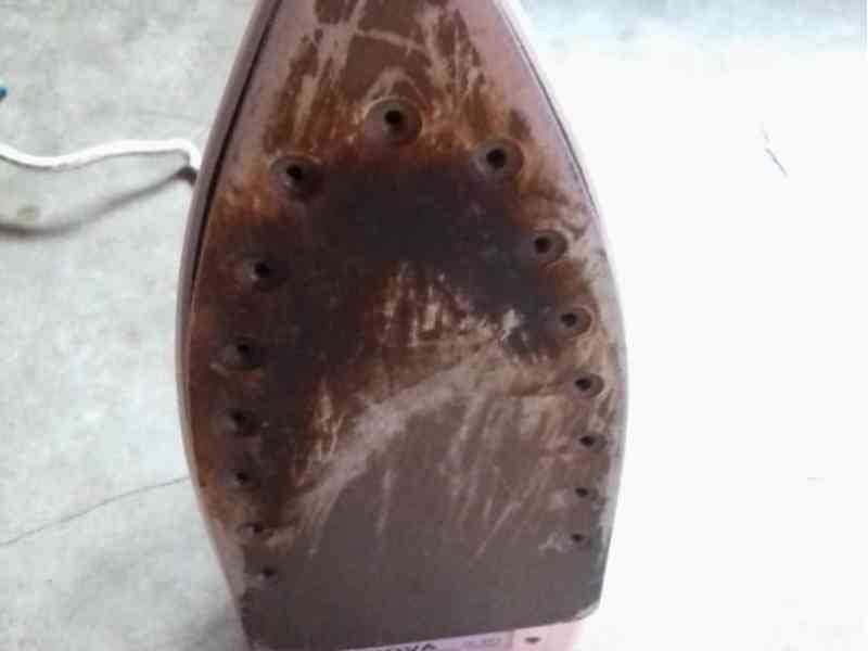 Fer à repasser usé et brûlé photo gratuite