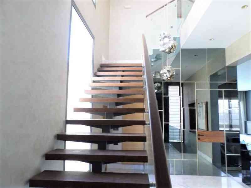 Escalier en bois à l'intérieur d'une maison photo gratuite - Holztreppe in einem Haus, kostenloses Foto