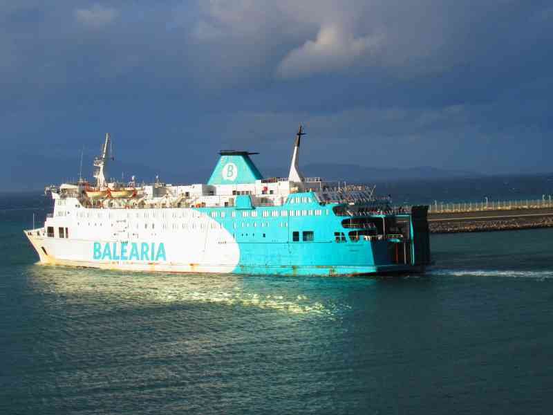 Bateau Baléaria de la compagnie de Ferry pour les îles Baléares, Barco balear de la compañía Ferry a las Islas Baleares foto gratis