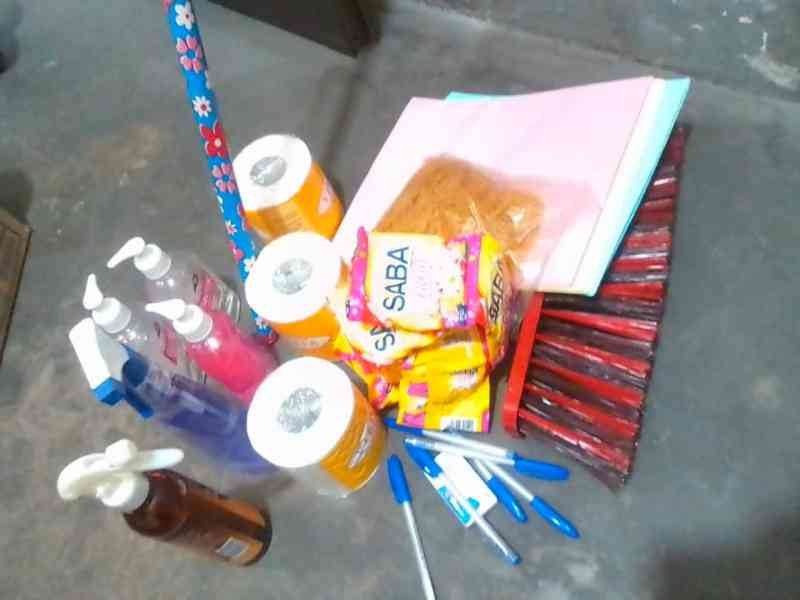 Articles ménagers de nettoyage et fourniture scolaire photo gratuite