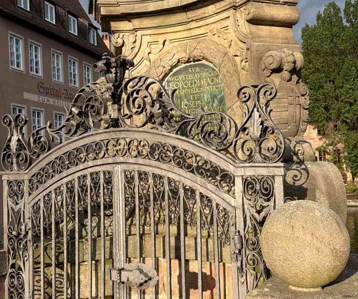 Monument situé sur le pont Museumsbrücke à Nuremberg, Allemagne, photo gratuite