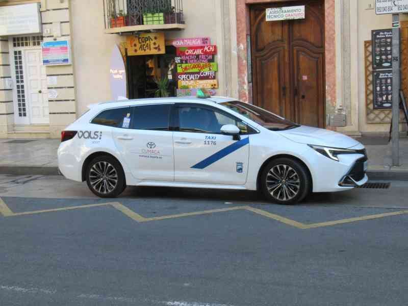 Un taxi Toyota à Malaga en Espagne, photo gratuite