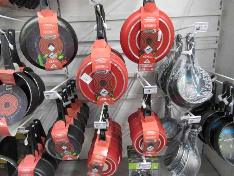 Rayon de casseroles en Aluminium en vente dans un magasin