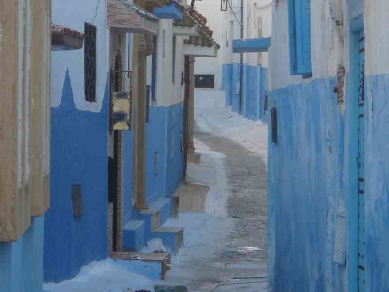 architecture andalouse d'une rue blanche-bleue de la Kasbah des Oudayas photo gratuite