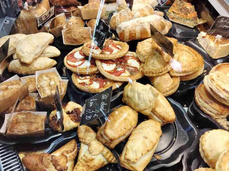 Pains et pâtisseries dans un fast-food photo gratuite