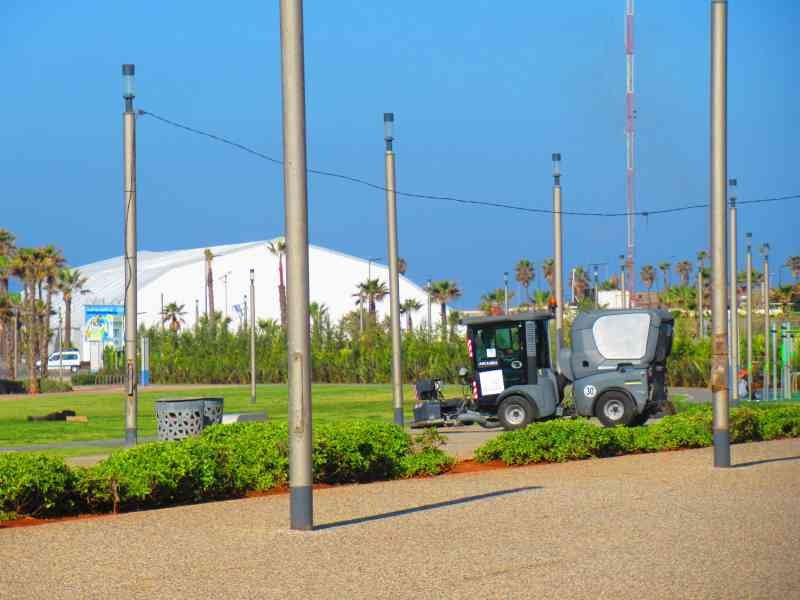 Balayeuse de nettoyage pour espaces publics photo gratuite