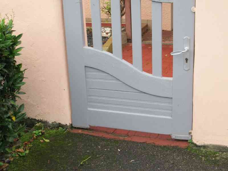 Portillon en bois de couleur grise