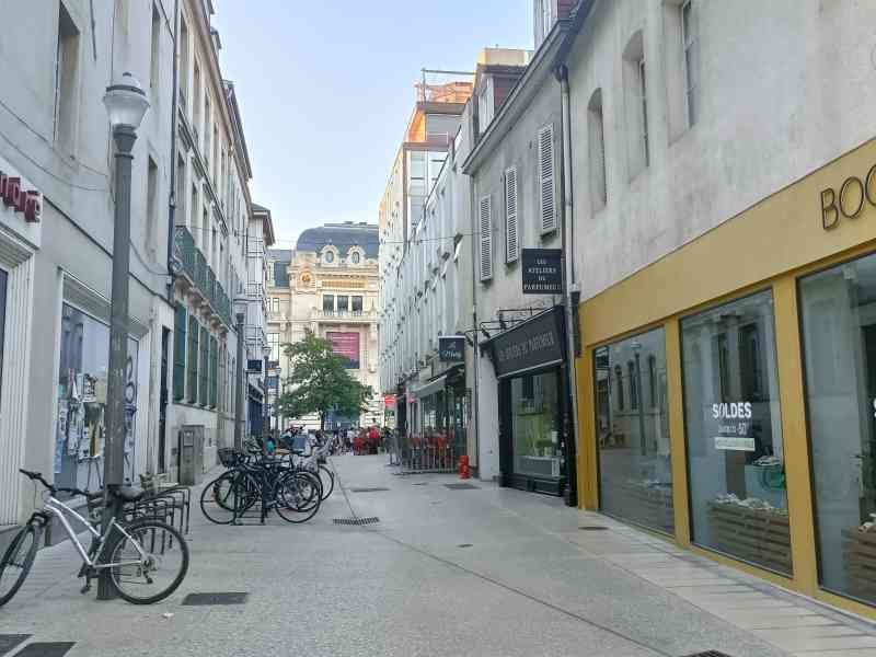 Vue sur la rue Mably à Dijon en France