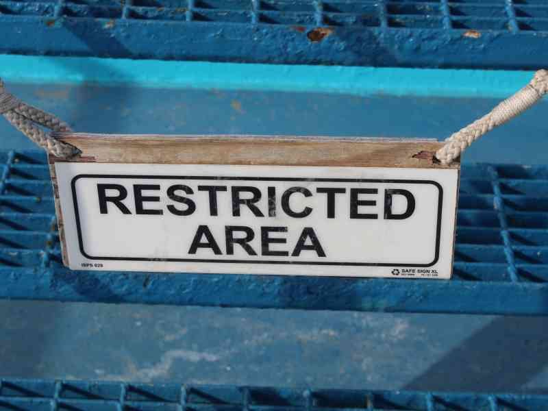 Un panneau signalant une zone restreinte dans un bateau, photo gratuite