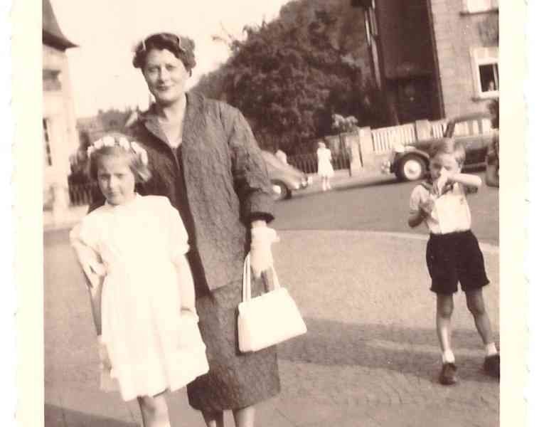 Photo ancienne en noir et blanc d'une mère avec sa fille image gratuite