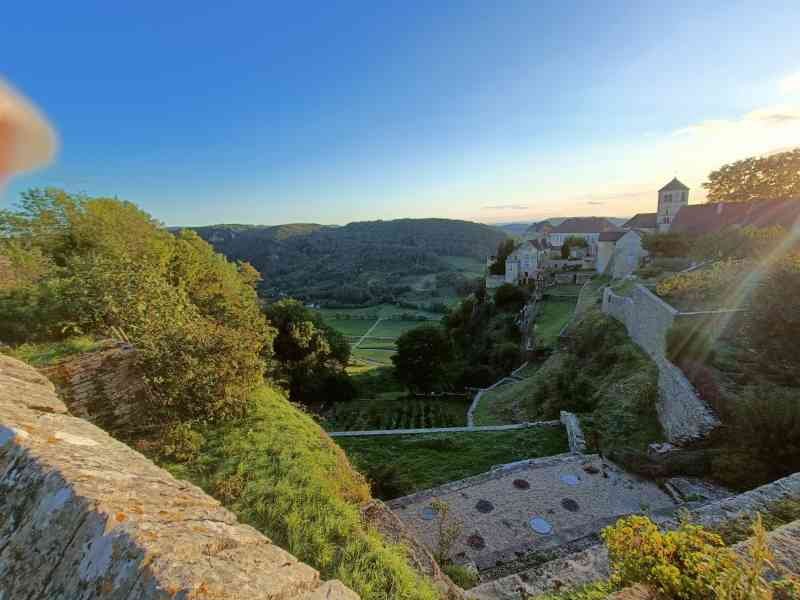 Le village est perché sur une falaise et des vignobles, photo gratuite