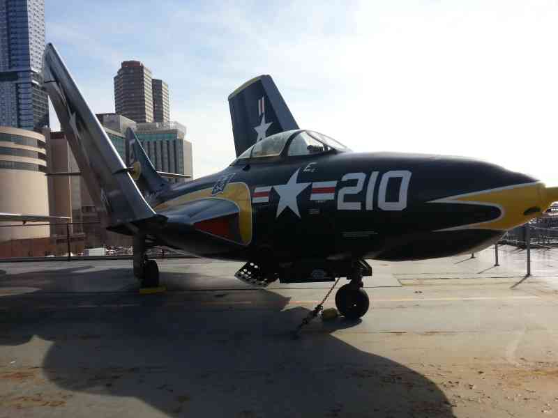 Avion de chasse américain Grumman F9F Cougar