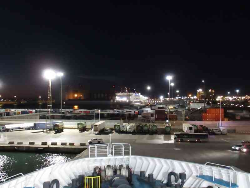 Bateau et conteneurs au port de Barcelone en Espagne photo gratuite