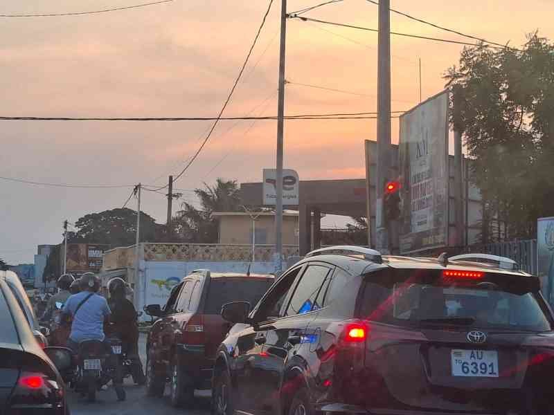 File de voitures et de motos attendent à un feu de signalisation à Lomé au Togo, photo gratuite