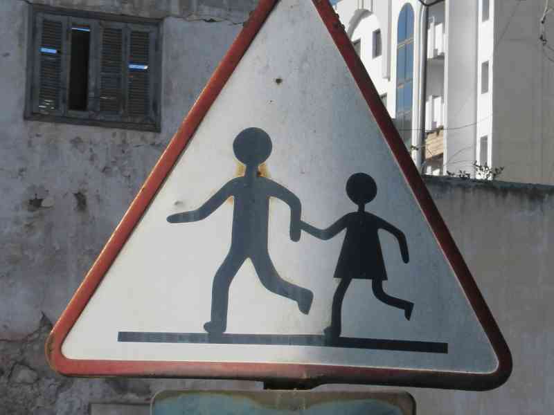 Panneau d'indication de priorité du passage piéton y compris les enfants