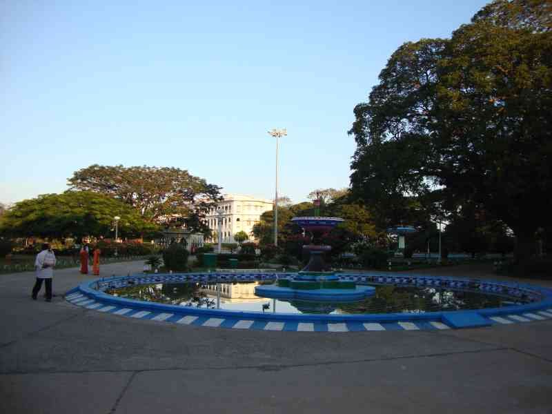 Les jardins du Palais de Bangalore en Inde, avec une fontaine circulaire, photo gratuite