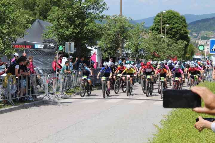 Une course de VTT (vélo tout terrain) sur une route goudronnée, coupe de France de VTT à Remiremont dans les Vosges en lorraine, de nombreux participants sont alignés, portant des casques et des tenues de cyclisme, photo gratuite