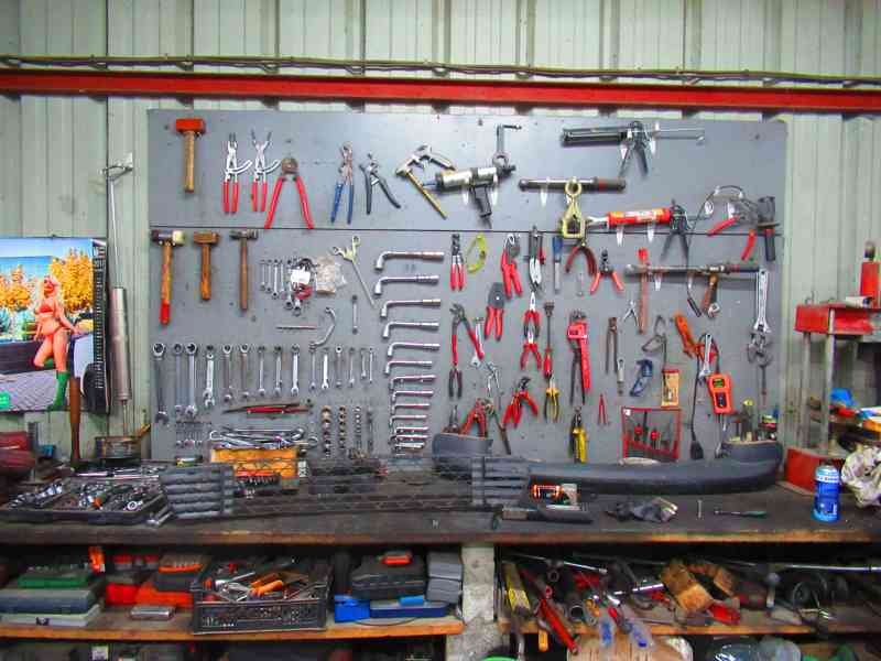 Outils mécanique, de réparation et d'entretien automobile, soigneusement ordonnés dans un atelier photo gratuite - Automechaniker, Reparatur- und Wartungswerkzeuge, ordentlich in einer Werkstatt angeordnet kostenlose Fotos