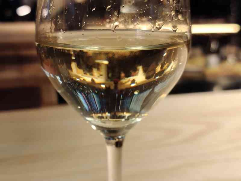 Un verre de vin blanc dans un cadre de restaurant, photo gratuite