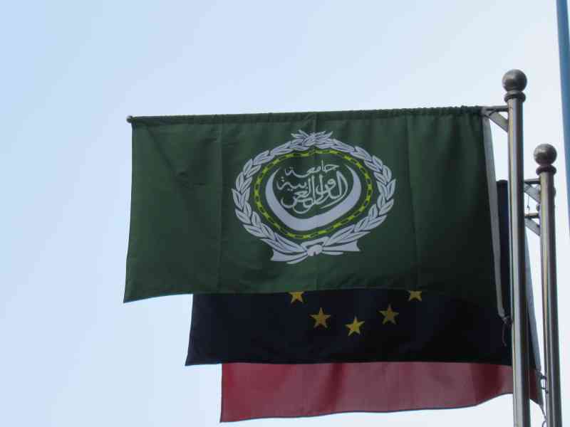 Alignement de drapeaux de la Ligue Arabe de l'Union Européenne et du Maroc photo gratuite - Ausrichtung der Flaggen der Arabischen Liga, der Europäischen Union und Marokkos, kostenloses Foto
