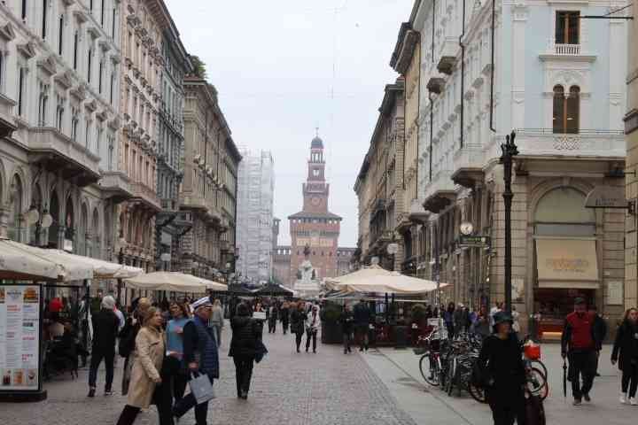 La Via Dante rue piétonne emblématique de Milan, reliant le Dôme de Milan au Château des Sforza, artère commerciale majeure, bordée de magasins, de cafés et de restaurants, des palais, photo gratuite