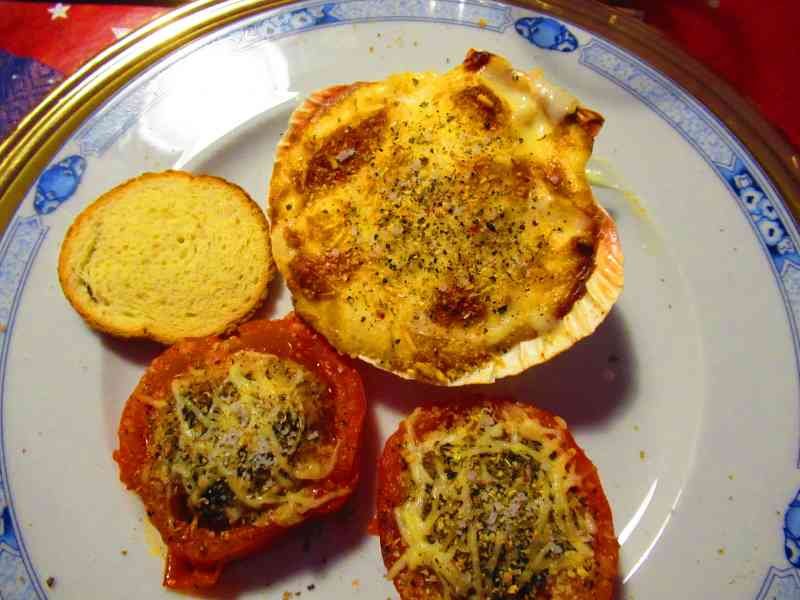 Cuisine française : de la tomate gratinée, coquille Saint-Jacques, un plat gourmet, une recette au four, photo gratuite