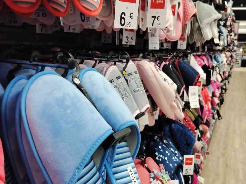 Pantoufles de maison en vente dans un magasin