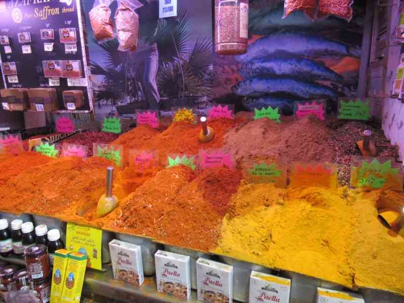 Un étal de marché aux épices, photo gratuite