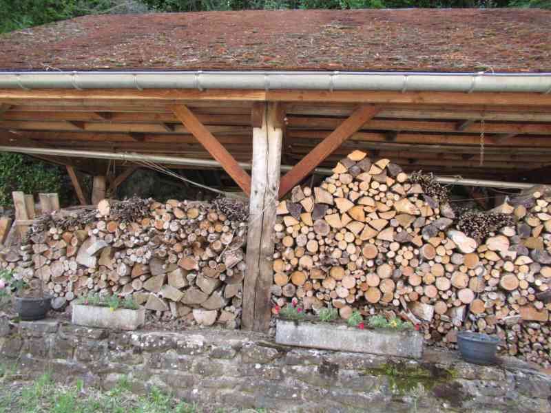 Entrepôt extérieur de bois de chauffage