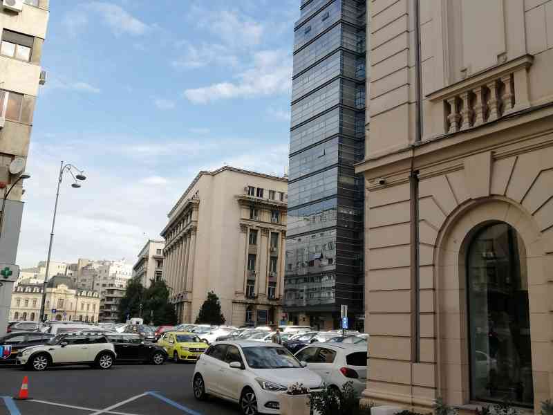 Voitures au parking du centre ville de Bucarest en Roumanie