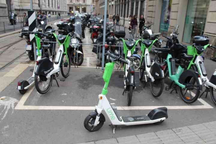 Des trottinettes et des vélos électriques en libre-service de l'entreprise Lime, photo gratuite