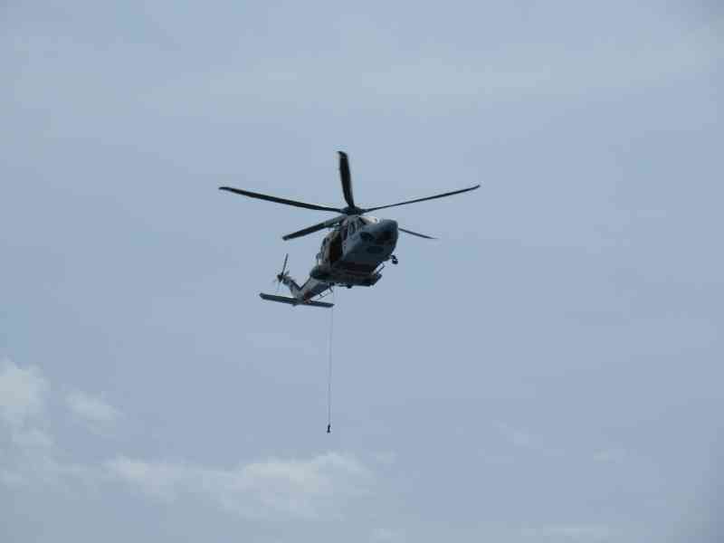 Un hélicoptère en plein vol - Um helicóptero em pleno voo Foto gratuita