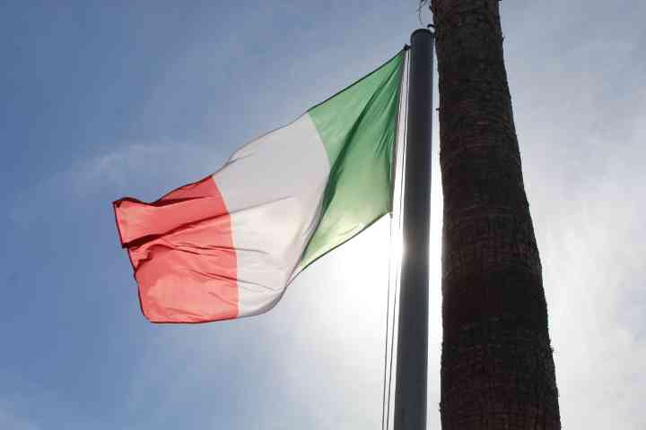 Drapeau italien flottant photo gratuite - Italienische Flagge weht, kostenloses Foto