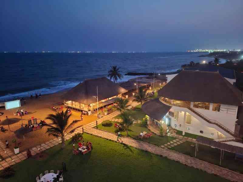 Vue aérienne nocturne de l'hôtel Le Petit Brussel situé à Lomé, au Togo, photo gratuite