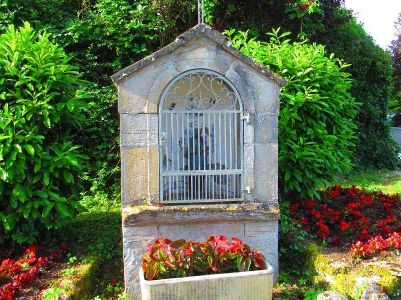 Un petit sanctuaire religieux trouvé au bord de route dans la commune de Saint Lothain dans le département du Jura, photo gratuite