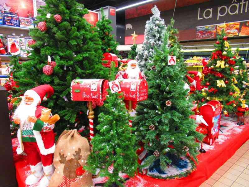 Père noël, sapins, boite aux lettres de noël disposés dans un magasin photo gratuite