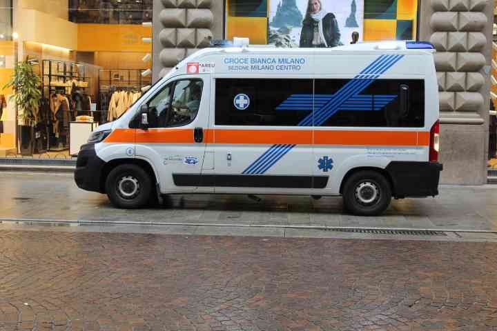 Une ambulance de la Croce Bianca Milano, spécifiquement de la section Milano Centro, photo gratuite